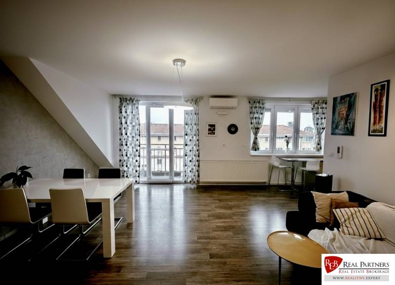 Obývací pokoj s jídelním stolem, podlaha s dřevěným dekorem, 3-pokojový byt.