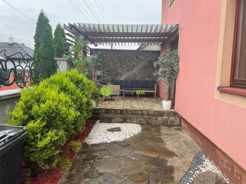 Rodinný dům na Stříbrné ulici v Košicích, městská část Barca, s upravenou terasou a zelení.