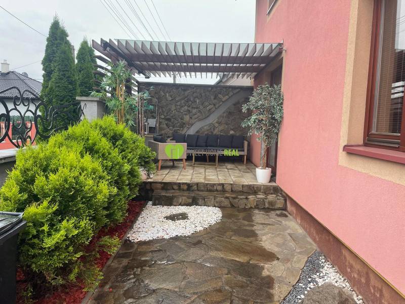 Rodinný dům na Stříbrné ulici v Košicích - městské části Barca s terasou.