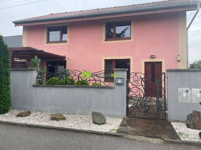 Rodinný dům na Stříbrné ulici v Košicích - Barci s krásně upravenou zahradou.