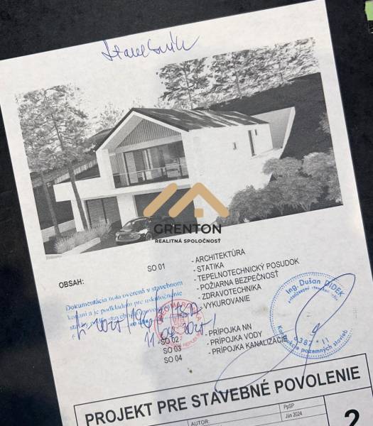 Projekt pro stavební povolení pro Pozemky - bydlení zahrnuje architekturu a bezpečnost.