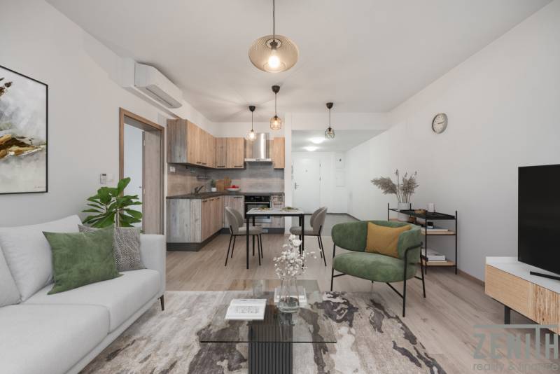 Obývací pokoj s kuchyňským koutem ve 2pokojovém bytě s podlahou s dřevěným dekorem a pohodlným sezením.