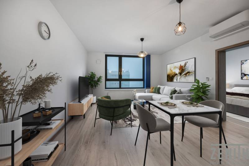 Obývací pokoj s pohovkou a jídelním stolem v 2-pokojovém bytě, podlaha s dřevěným dekorem.