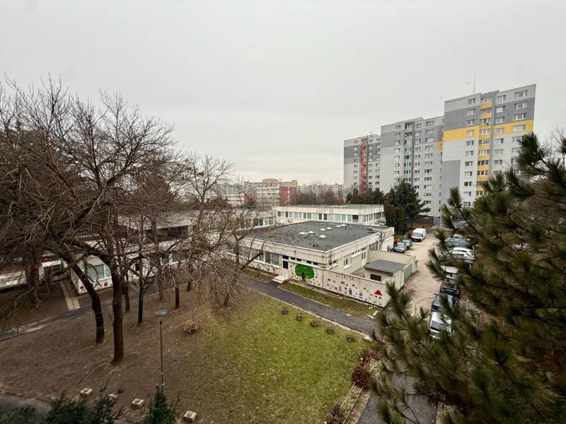 Výhled na sídliště Bratislava - Lúky, obklopené zelení a paneláky.