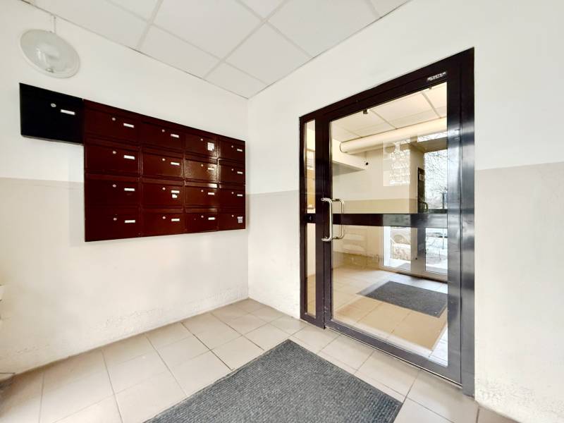 Vstupní hala bytového domu v Bratislavě - Lúky s poštovními schránkami.