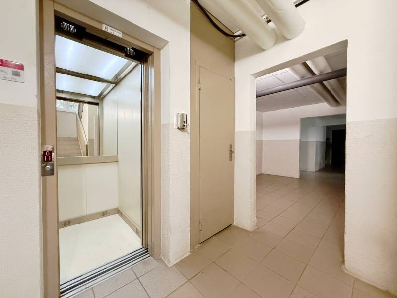 Otevírací výtah a schody ve sklepě 4pokojového bytu v Bratislavě - Lúky.