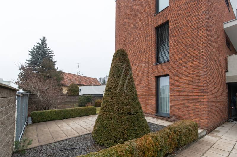 Cihlový dům na ulici Bárdošova v Bratislavě - Kramárech se zahradou a dlážděným chodníkem.