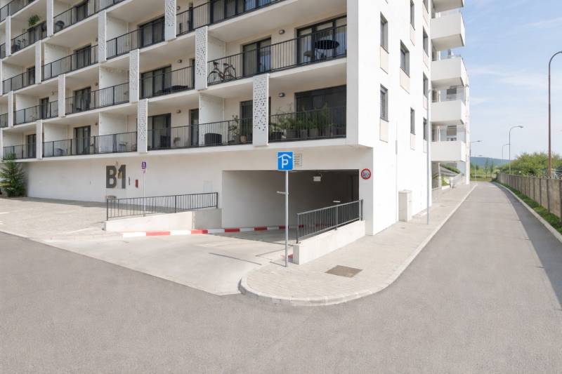 Bytový dům s parkovacím vjezdem v Bratislavě-Rači na ulici Eduarda Wenzla.