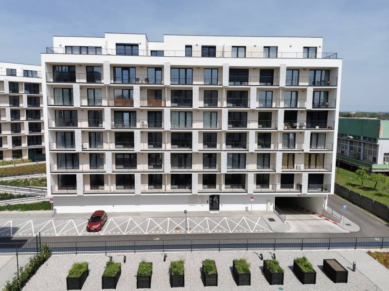 Moderní bytový dům s parkovacími místy a zelení na ulici Eduarda Wenzla v Bratislavě - Rači.