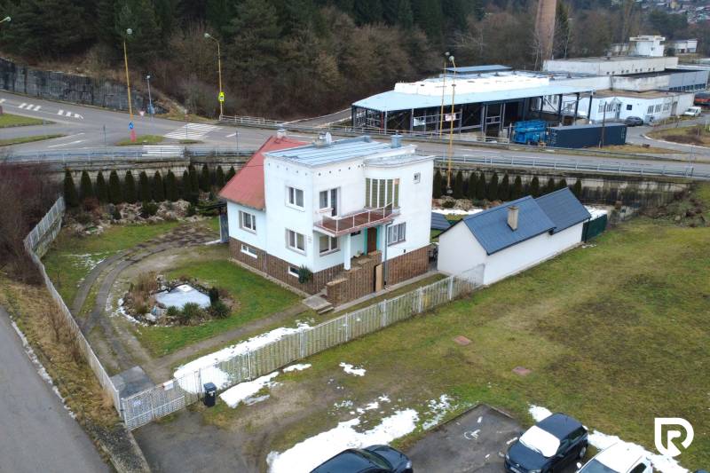 Rodinný dům na ulici SNP v Považské Bystrici s upravenou zahradou a příjezdovou cestou.