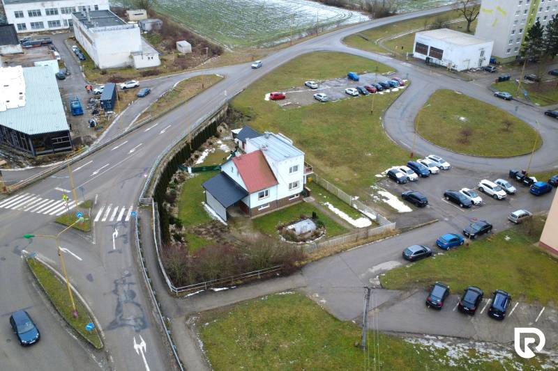 Rodinný dům na ulici SNP v Považské Bystrici s přilehlým parkovištěm.