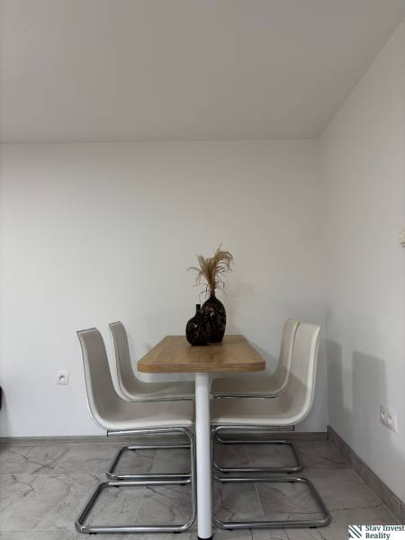 jedálensky stol.JPG