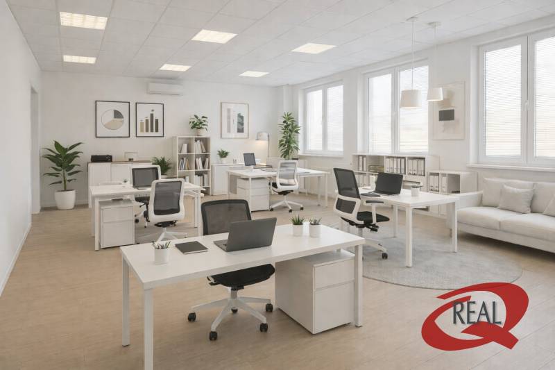 Kanceláře s podlahou s dřevěným dekorem, psacími stoly, židlemi a rostlinami.