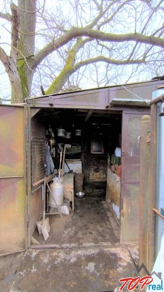 Starší přístřešek na pozemku pro bydlení na Mírové ulici v Krásnohorské Podhradí.