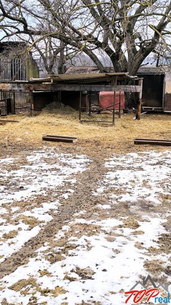 Sněhová pokrývka na pozemku pro bydlení v Krásnohorské Podhradí, Mírová.