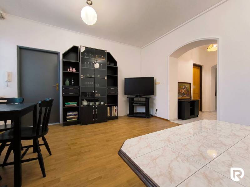 Obývací pokoj v rodinném domě s podlahou s dřevěným dekorem a moderním nábytkem.