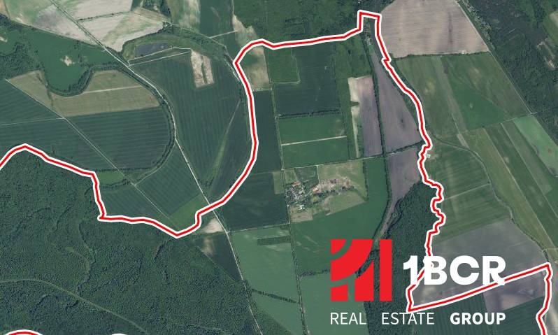 Letecký pohled na zemědělské a lesní pozemky ve Vysoké při Moravě.