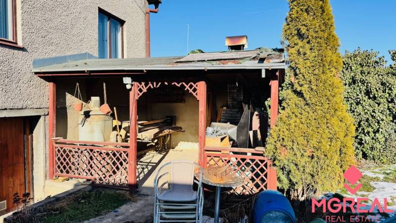 Exteriér rodinného domu ve Velkých Bielicích v Partizánském se starším uskladněným nářadím.