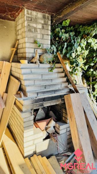 Exteriér ve městě Partizánske, Velké Bielice, s cihlovým grilem a popínavou rostlinou.