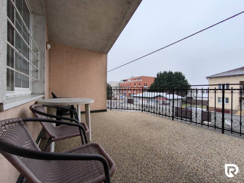 Balkon rodinného domu na Bratislavské ulici v Bratislavě - Záhorské Bystrici.