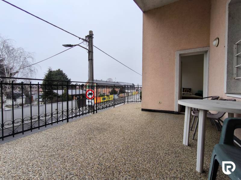 Balkon rodinného domu na Bratislavské ulici v Bratislavě - Záhorské Bystrici.