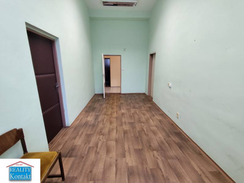 Kanceláře s podlahou s dřevěným dekorem, zelené stěny, Nové Zámky.