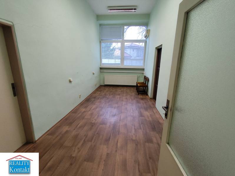 Kanceláře s podlahou s dřevěným dekorem a velkým oknem, nabízené k pronájmu.