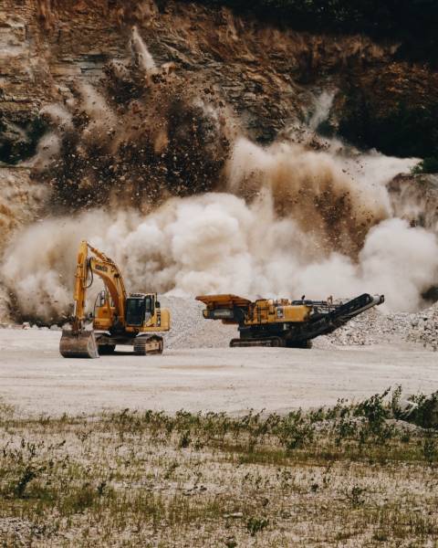 Bager a drvička kameňa v kameňolome so silnou explóziou v Horných Turovciach.