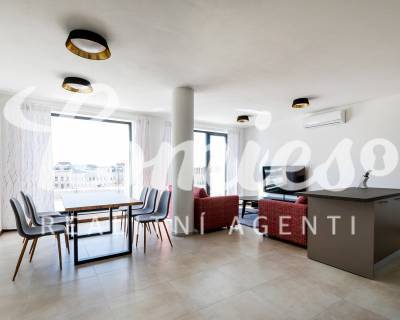 Jídelna a obývací pokoj s podlahou s dřevěným dekorem ve 3pokojovém bytě.