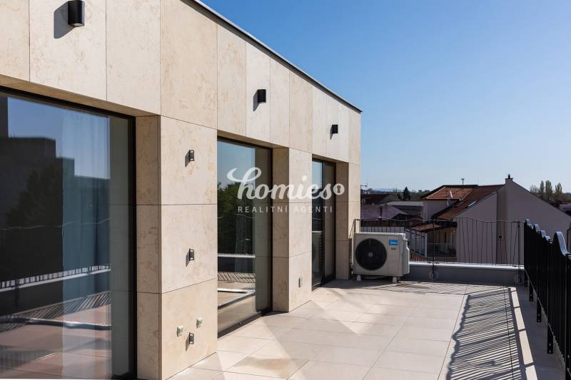 Terasa 3-pokojového bytu v Nitře s keramickou dlažbou a výhledem na město.