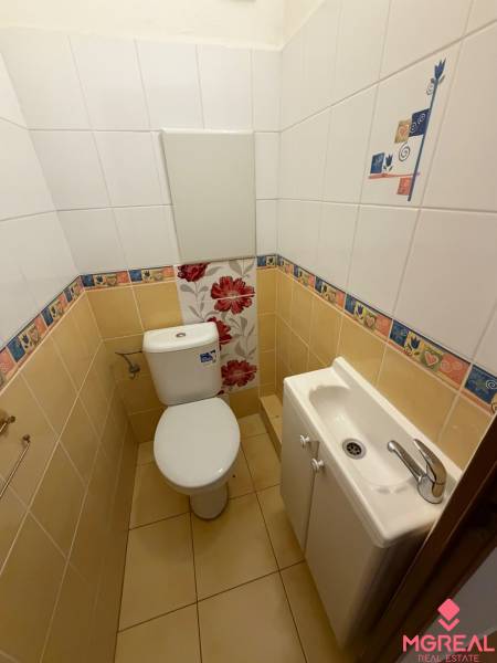 Koupelna ve 3-pokojovém bytě s barevnými stěnami a keramickou dlažbou.