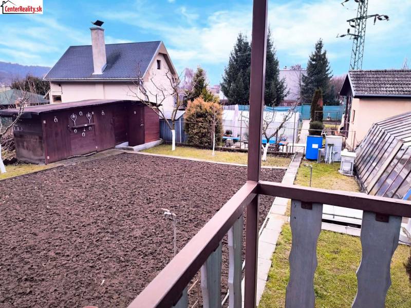 Dvůr s domem a zahradou v Partizánském, výhled z balkonu chaty.