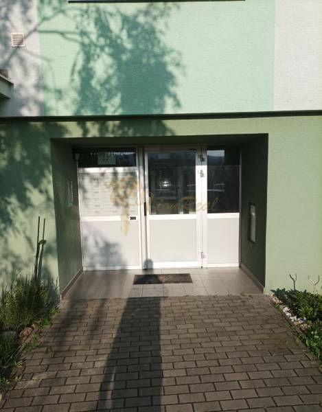 Vchod do budovy s poštovními schránkami na Suvorovově ulici v Pezinku.