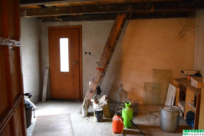 Interiér rodinného domu s improvizovanými prvky a zahradními postřikovači.