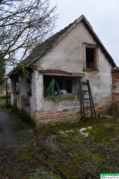 Starší dům se zanedbaným okolním prostředím, v Abrahámě, potřebuje renovaci.