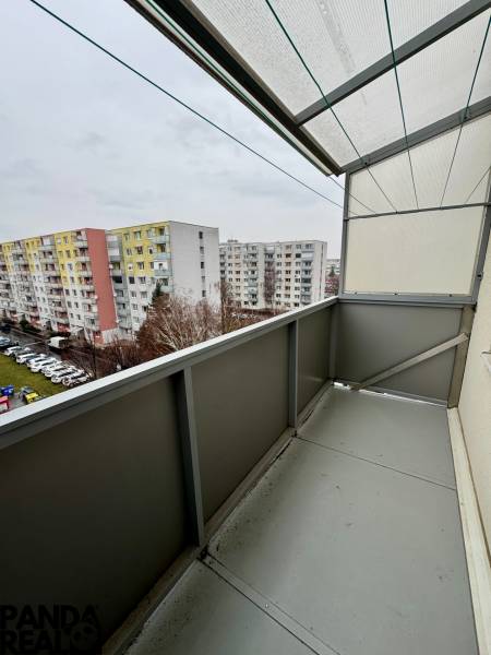 Balkon 3-pokojového bytu na Hviezdoslavově ulici s výhledem na paneláky v Topoľčanech.