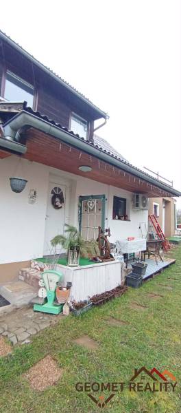 Rodinný dům na Hřbitovní ulici v Divíně s venkovním posezením a dekoracemi.