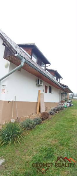 Rodinný dům na Hřbitovní ulici v Divíně s upravenou zahradou a podkrovím.