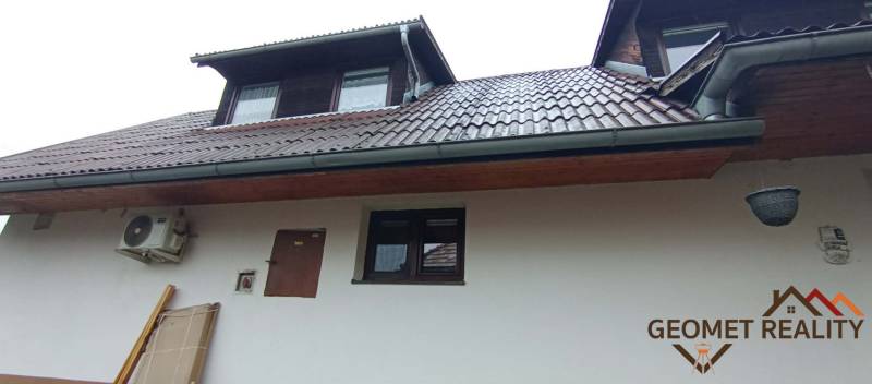 Rodinný dům na Hřbitovní ulici v Divíně se střešními okny a klimatizací.