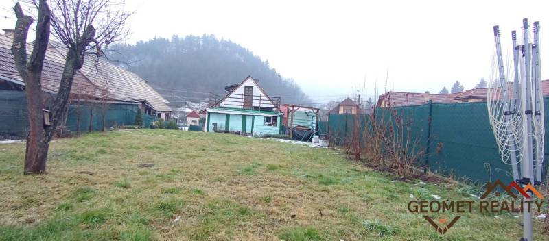 Zahrada u rodinného domu na Hřbitovní ulici v Divíně, s výhledem na les.