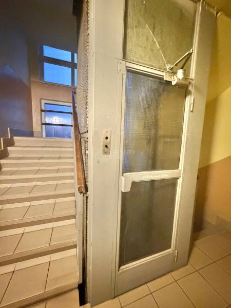 Schodiště a výtah v bytovém domě na Školní ulici v Čadci.