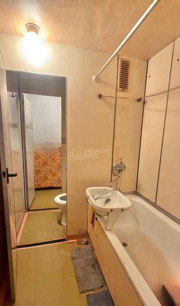 Koupelna v 3-pokojovém bytě s vanou a umyvadlem.