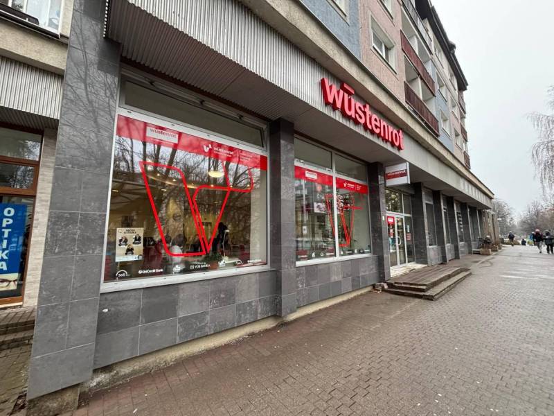 Obchodní prostory v Popradu s výrazným červeným logem na budově.