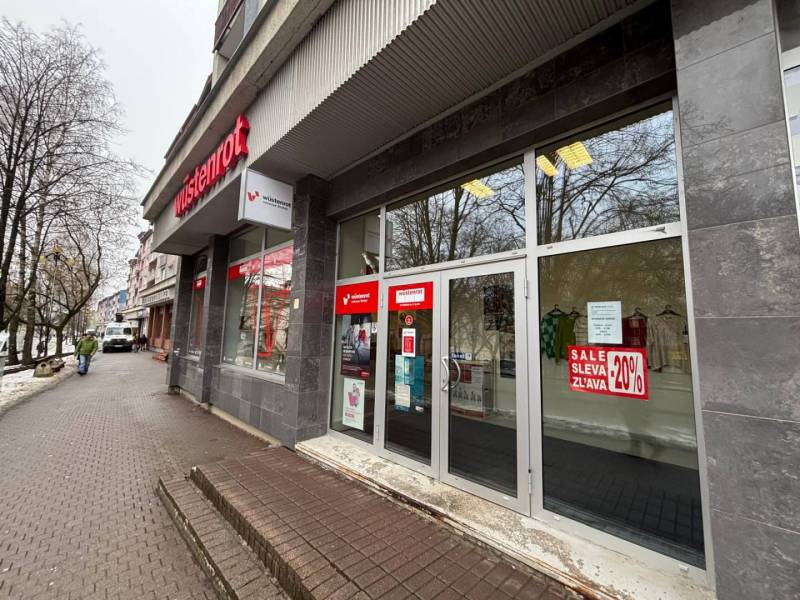 Obchodní prostory v Popradu s velkými skleněnými výlohami, obsahují reklamu na slevy.