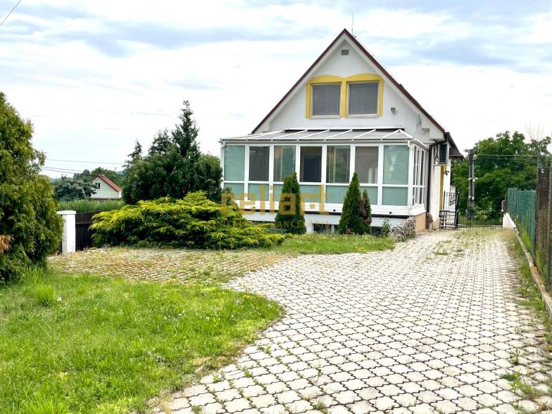 Rodinný dům na Poutnické ulici v Bratislavě - Záhorská Bystrica se zasklenou verandou.