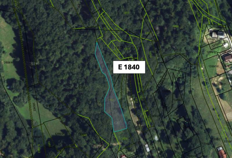 Letecký pohled na zemědělské a lesní pozemky v Malachově se zobrazenými parcelami.