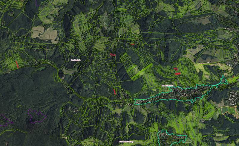 Letecký pohled na zemědělské a lesní pozemky v okolí Malachova.