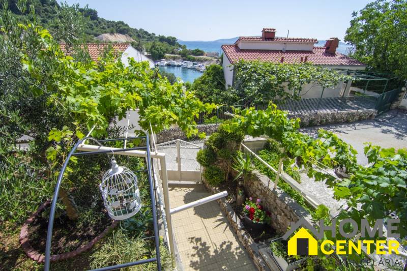 Rekreační apartmán na ostrově Čiovo s výhledem na moře a zelené okolí.