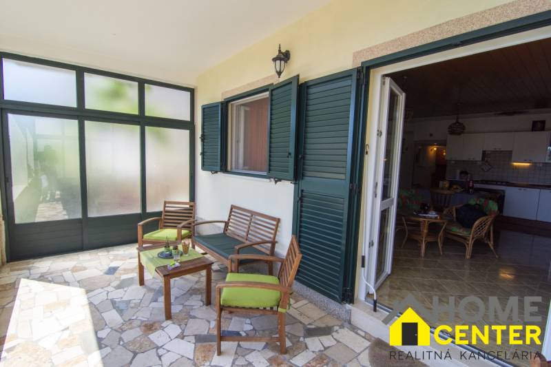 Terasa rekreačního apartmánu v Čiovu s pohodlným posezením a výhledem na interiér.