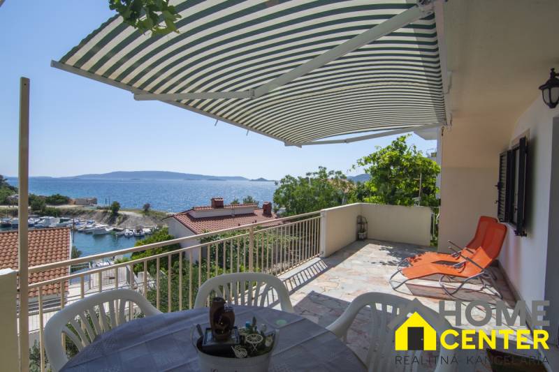 Terasa rekreačního apartmánu v Čiovu s výhledem na moře.